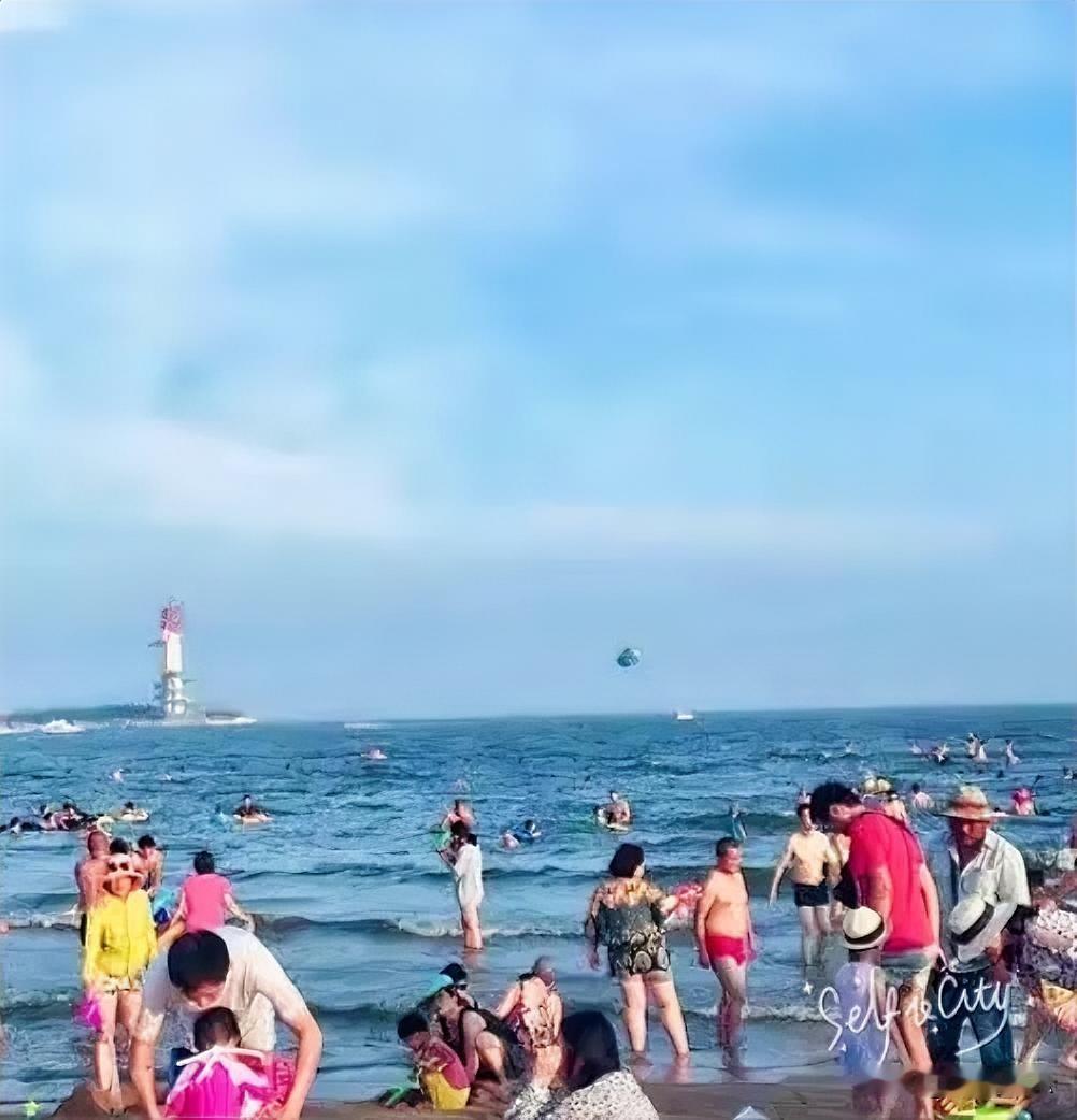 “我孩子掉水里了！”

秦皇岛海滨浴场 ，一四川口音女子站立在礁石上急得大呼。附
