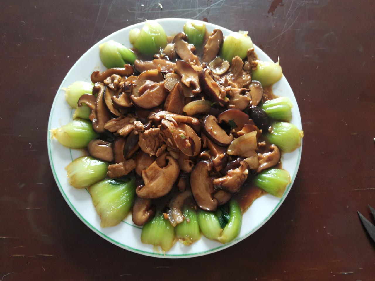 今日午餐，
看看是什么？
香菇油菜还有肉，
好吃又好看，
董师傅手艺可真好。
董