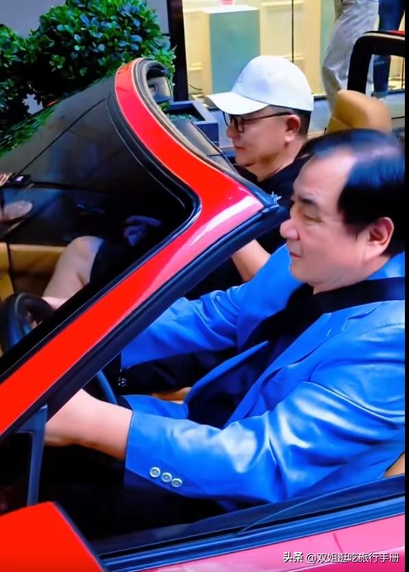 面子都是自己挣来的。
北京富豪李晓华亲自驾驶法拉利京A00001载着董路去开庆功