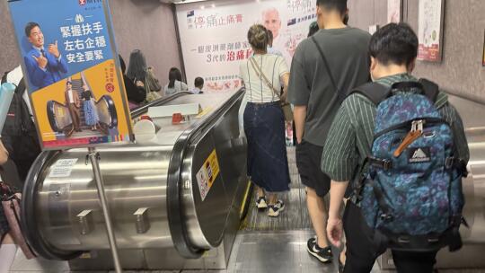 香港地铁把左右站立的标牌挪到扶梯正前面，但仍然后是站立的人站在右边，左...