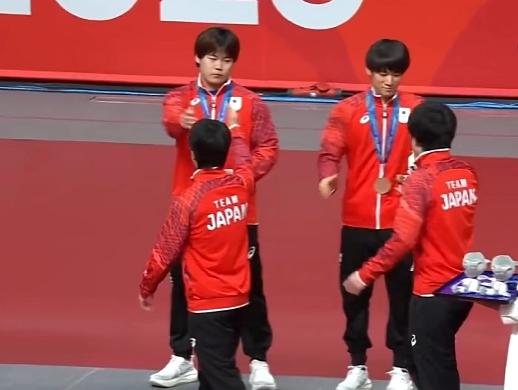 日本乒协重罚张本智和的父亲张本宇，风波也随之波及了张本智和，亚运会男双颁奖现场，
