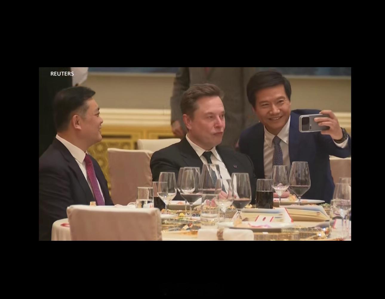 似乎每次见面，都要合个影。马斯克一定认识他，说他不情愿是假的 