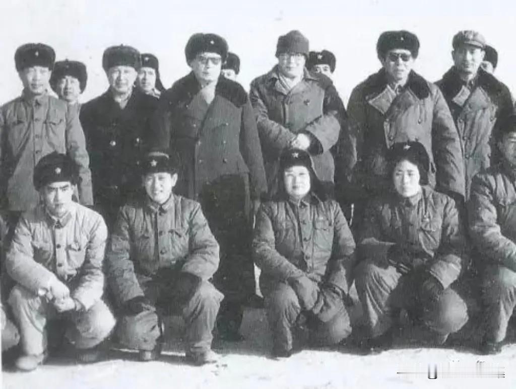 1966年12月，我国首次氢弹原理试验成功后，核基地司令员张藴钰将军（二排左一）