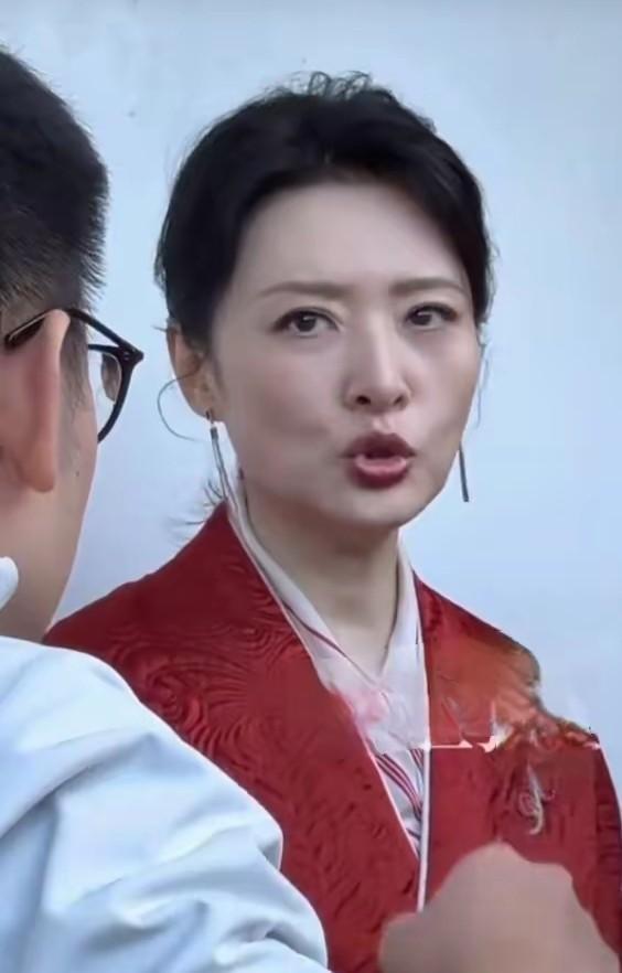 别猜了。
内娱能把“酷”和“萌”焊在同一张脸上的，目前只此一家。
新剧热搜前十占