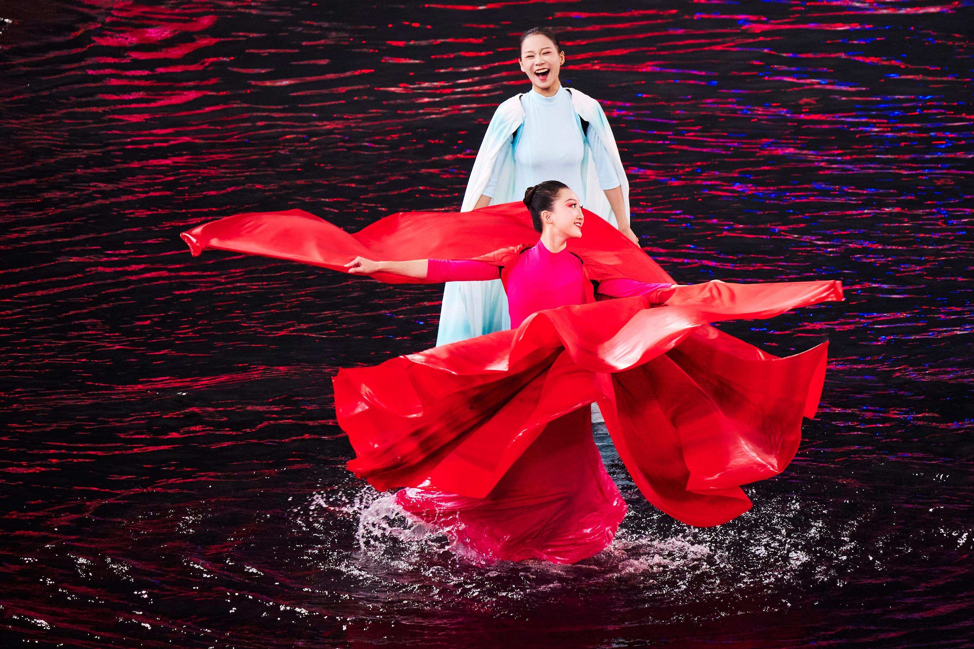 依依不舍，离别时红裙舞清波，那画面很美，忍不住拍下。摄影：李建艺