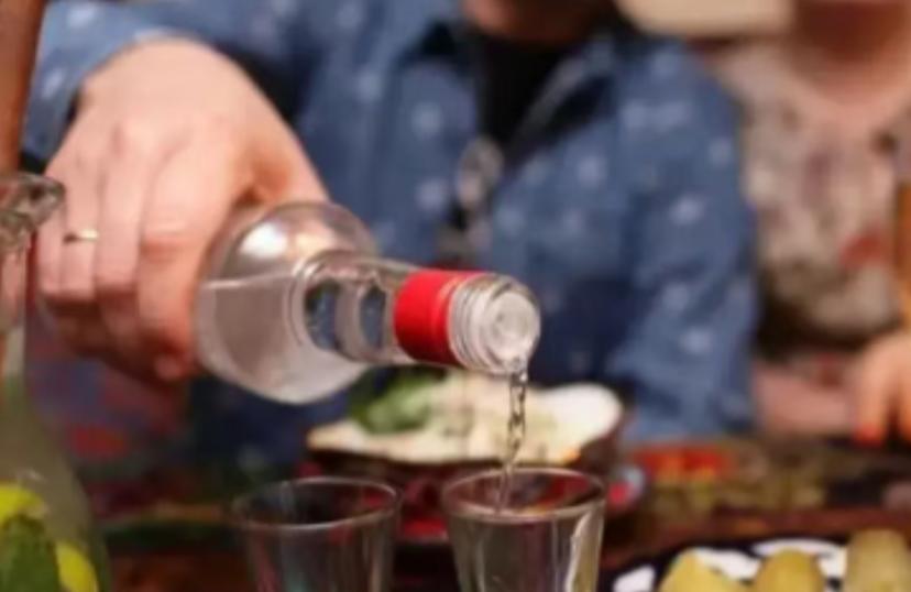 必须严惩！山东平度，50多岁的村支书喝了2两白酒后，溜达到16岁女孩家中，趁女孩