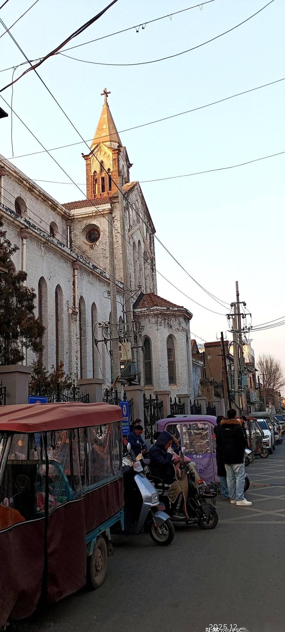 开封有条街，叫草市街。
街不宽，两边挤着的全是二层小楼，住的大多是回民兄弟。下午