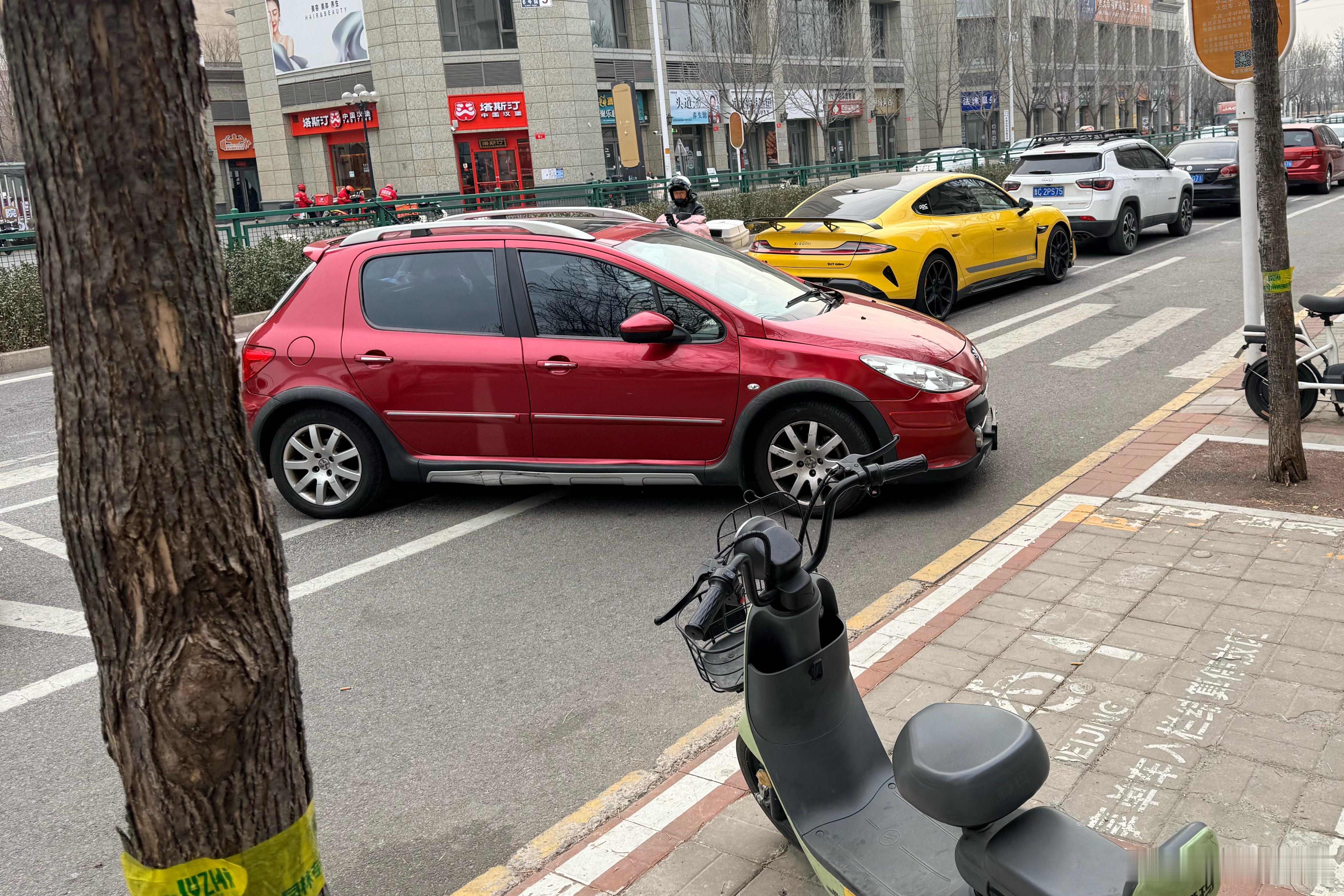 这就是把停车位设置在路中间的缺点，遇到不讲武德的横着停，摄像头拍不到他，还无法扣