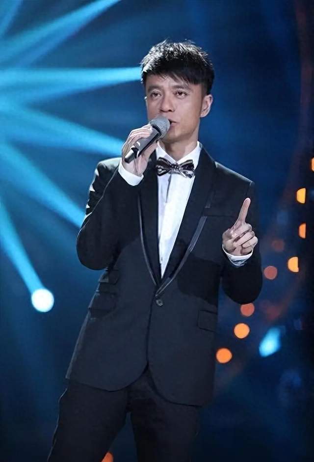 李克勤演唱会迟到两小时，侯浪临危救场一夜爆火