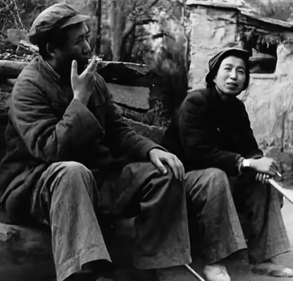 这张照片是第一次见，
知道旁边的那个人是谁吗[灵光一闪]