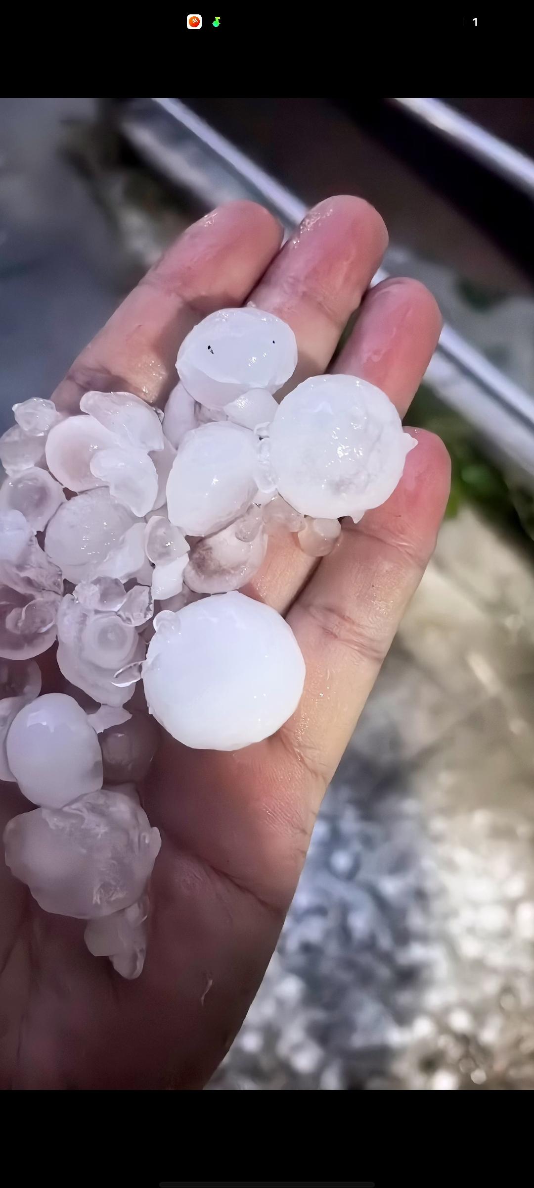 北京的冰雹为何像下雪
 
最近，北京降下的冰雹引发热议，因其堆积后像下雪，被网友