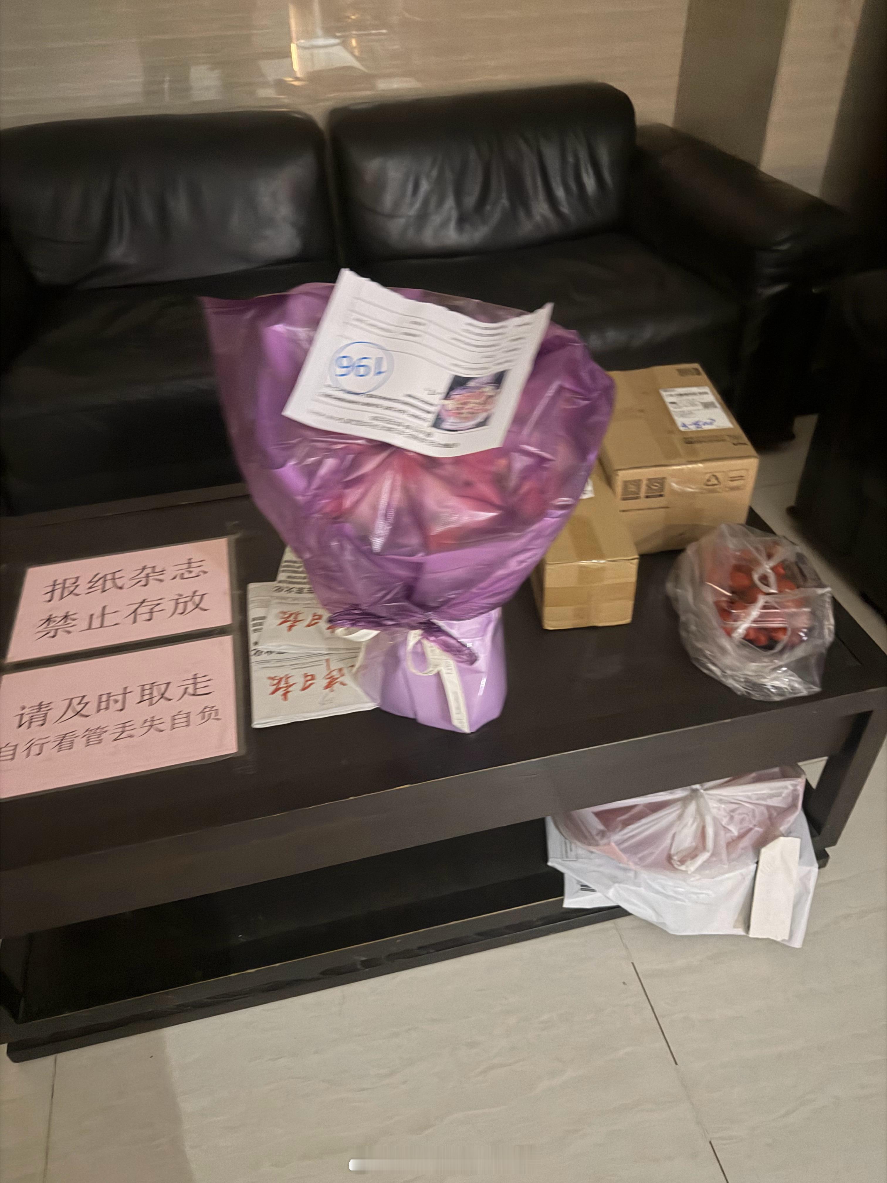 到工作室取两瓶酒，发现大堂桌子上有一束花没人领取，这大概是个悲伤的故事吧