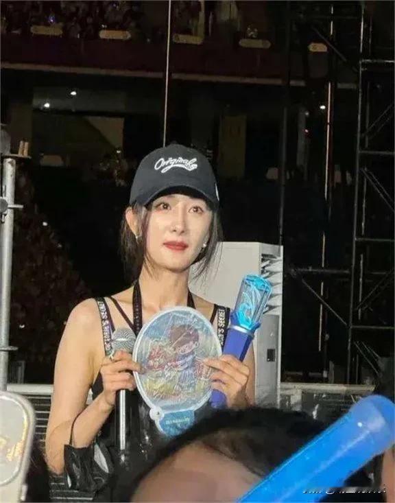 杨幂现身周深演唱会，看起来瘦过了头，
戴着帽子脸型都十分瘦长，
手腕骨和锁骨凸起