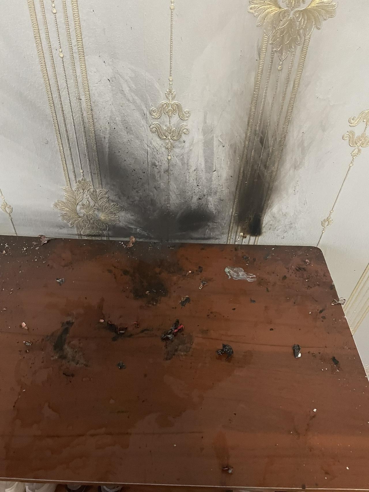 今天早上5点多的时候，充电宝突然爆炸了😂把我从睡梦中惊醒了，吓的不行，没想到这