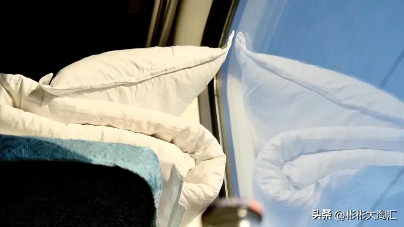 坐火车卧铺时，我通常会脱鞋。火车卧铺床品多是白色，很容易脏，要是穿着鞋上去，下车