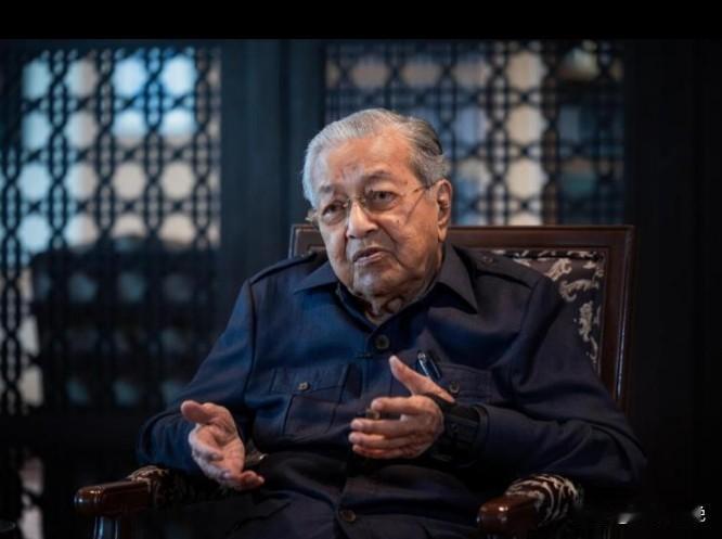 百岁老寿星马哈蒂尔不慎跌倒，右侧髋部骨折。

1月6日上午7时30分，马来西亚前