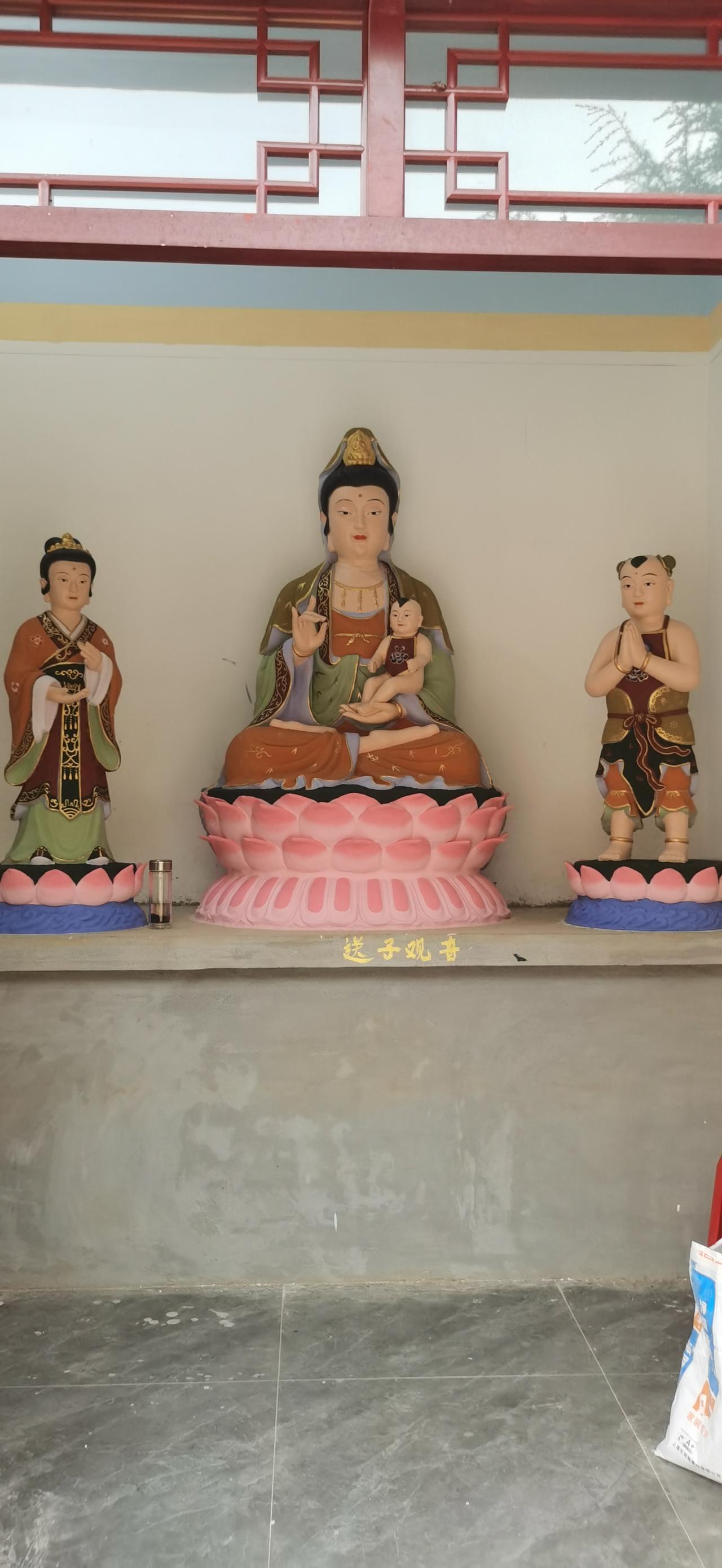 今日正值八一建军节，同时也是农历六月十九观音菩萨成道日。铁血军魂与慈悲佛光在这一