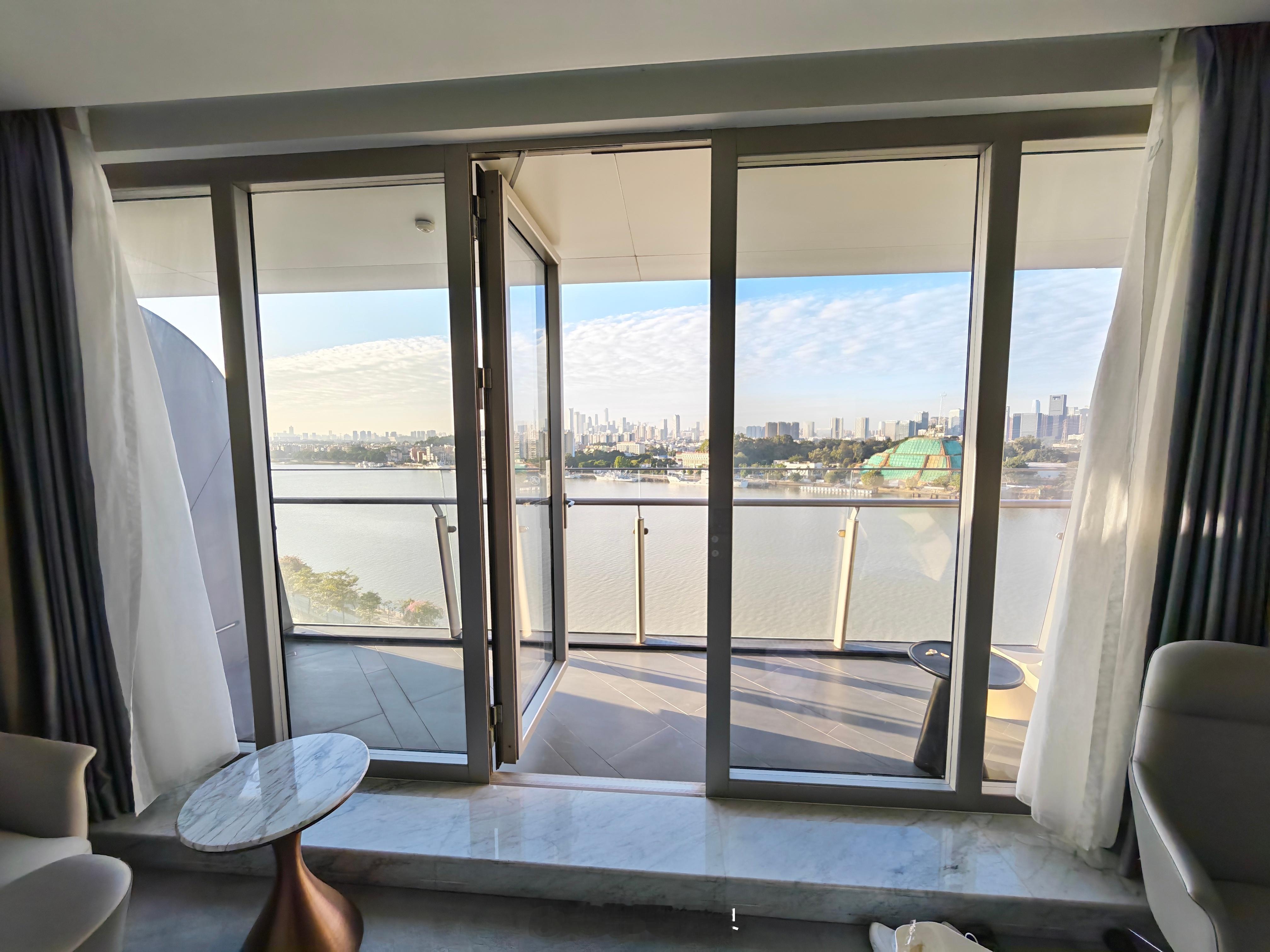 今天的窗外好像有军舰，我这样拍不会泄密吧 