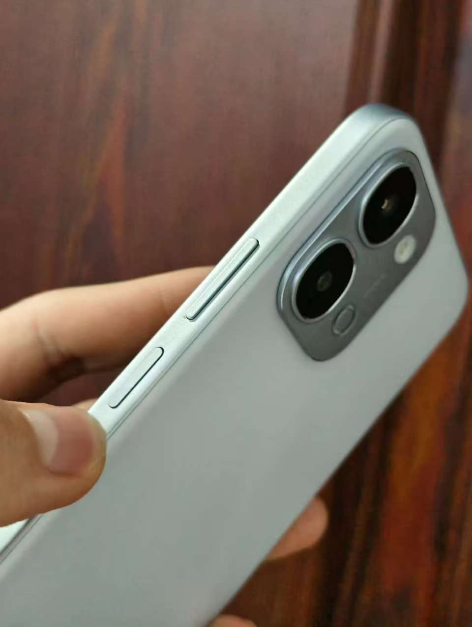 不管看多少次Y500i，还是会被惊艳到！千元机的定位，却有着旗舰级的质感。机身是