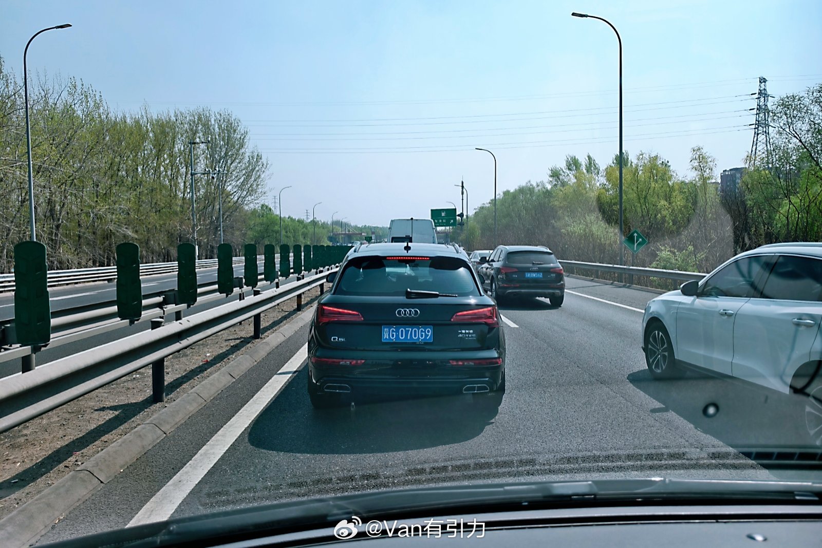 刚上高速就堵车随手拍 北京·李天桥