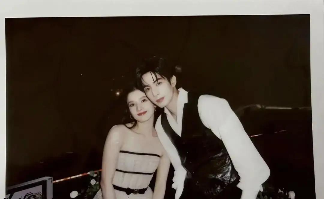 健身房偷拍流出，宋威龙和她没避镜头
 
画面里两人蹲着帮对方绑沙袋，手指碰到也没