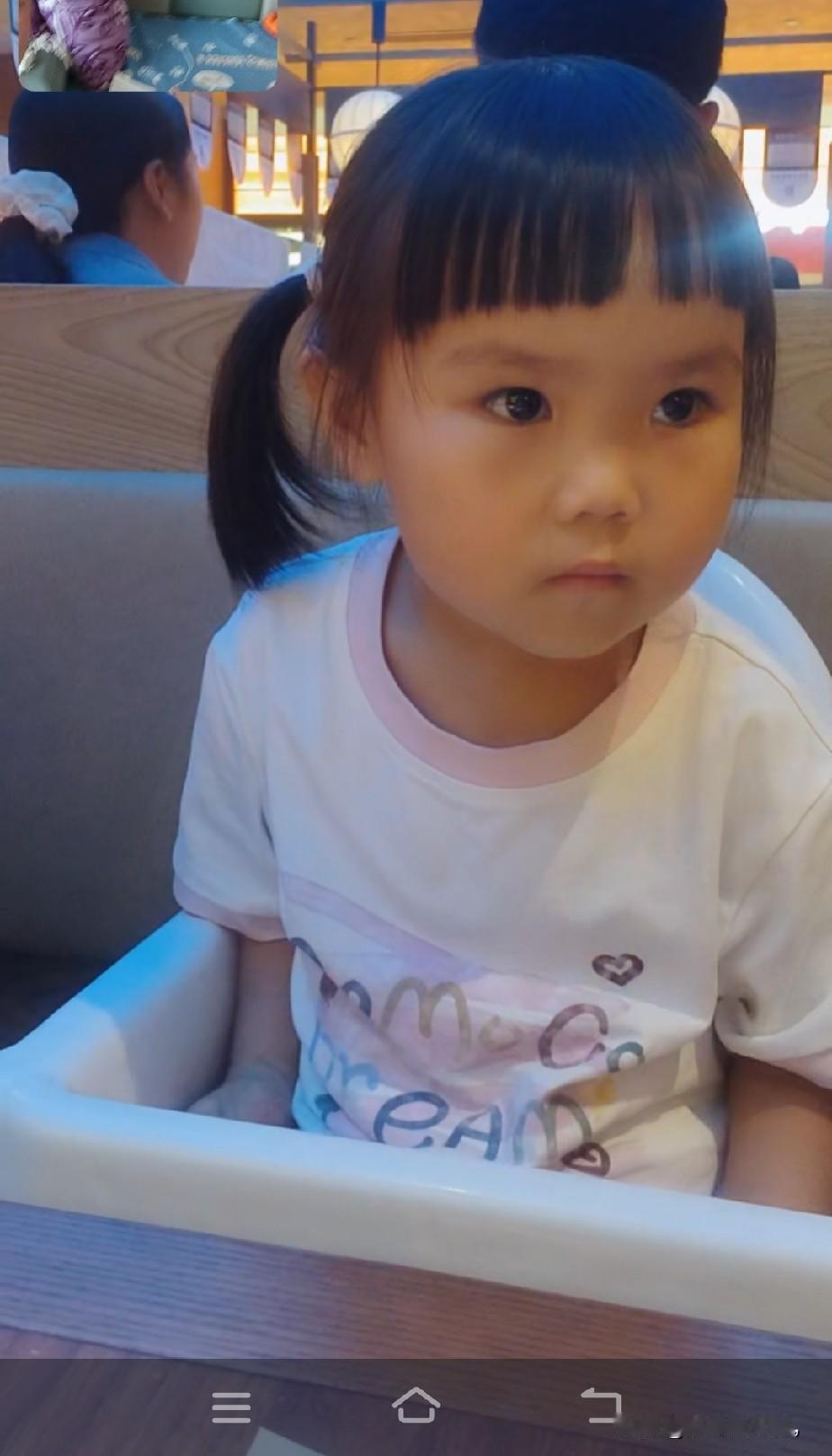 李小铁为了面子灵机一动
和远在郑州的大孙女李小铁视频的时候，她喊奶奶下楼去买鸡蛋