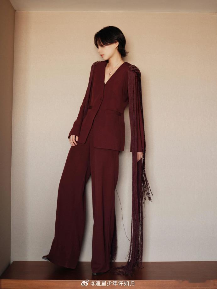 李斯丹妮新年首套高定 李斯丹妮穿高定的妙处在于，她能把那些繁复的设计穿出自己的节