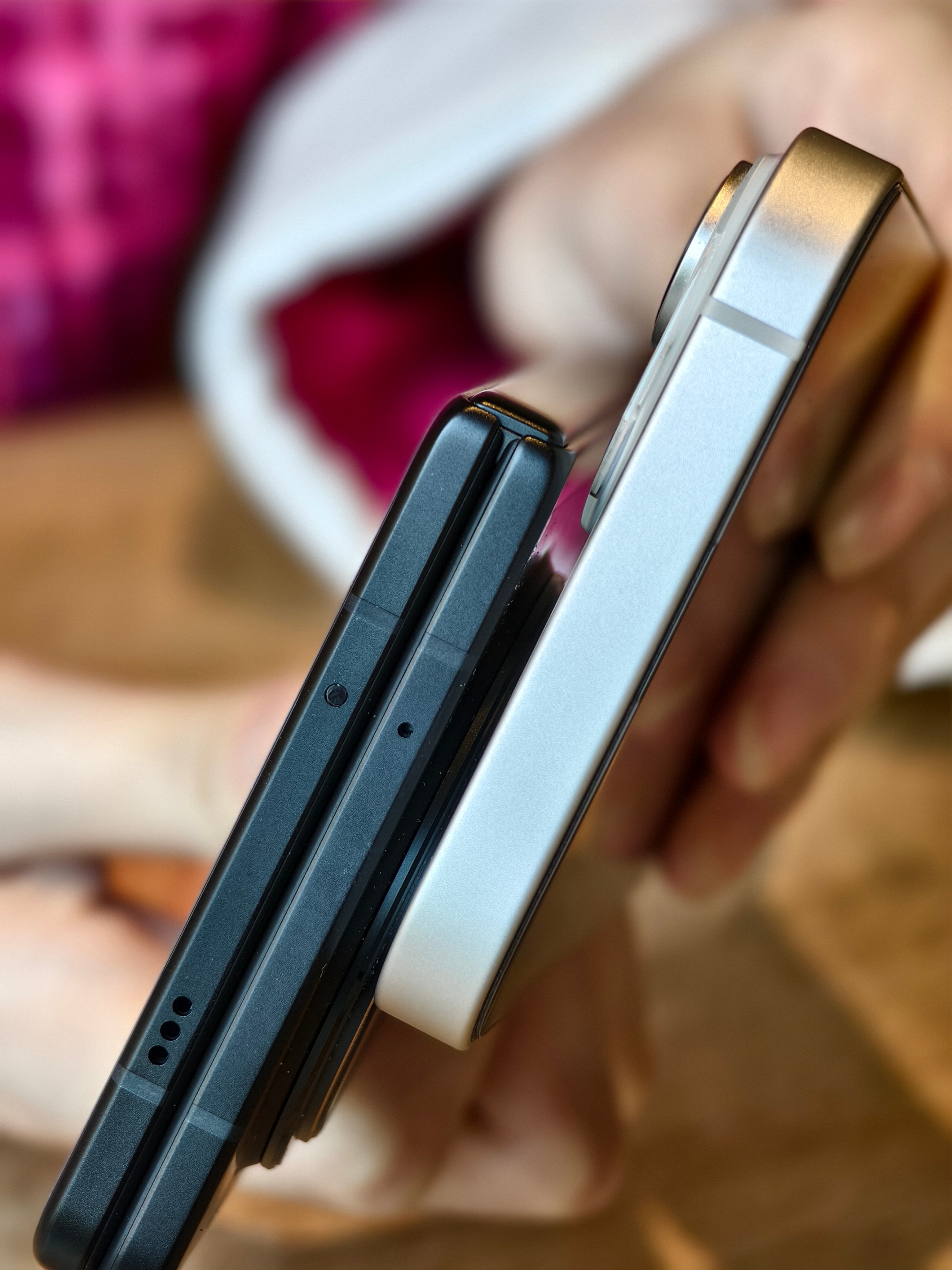 当把vivo X Fold3和iPhone 15 Pro Max放在一起的时候，