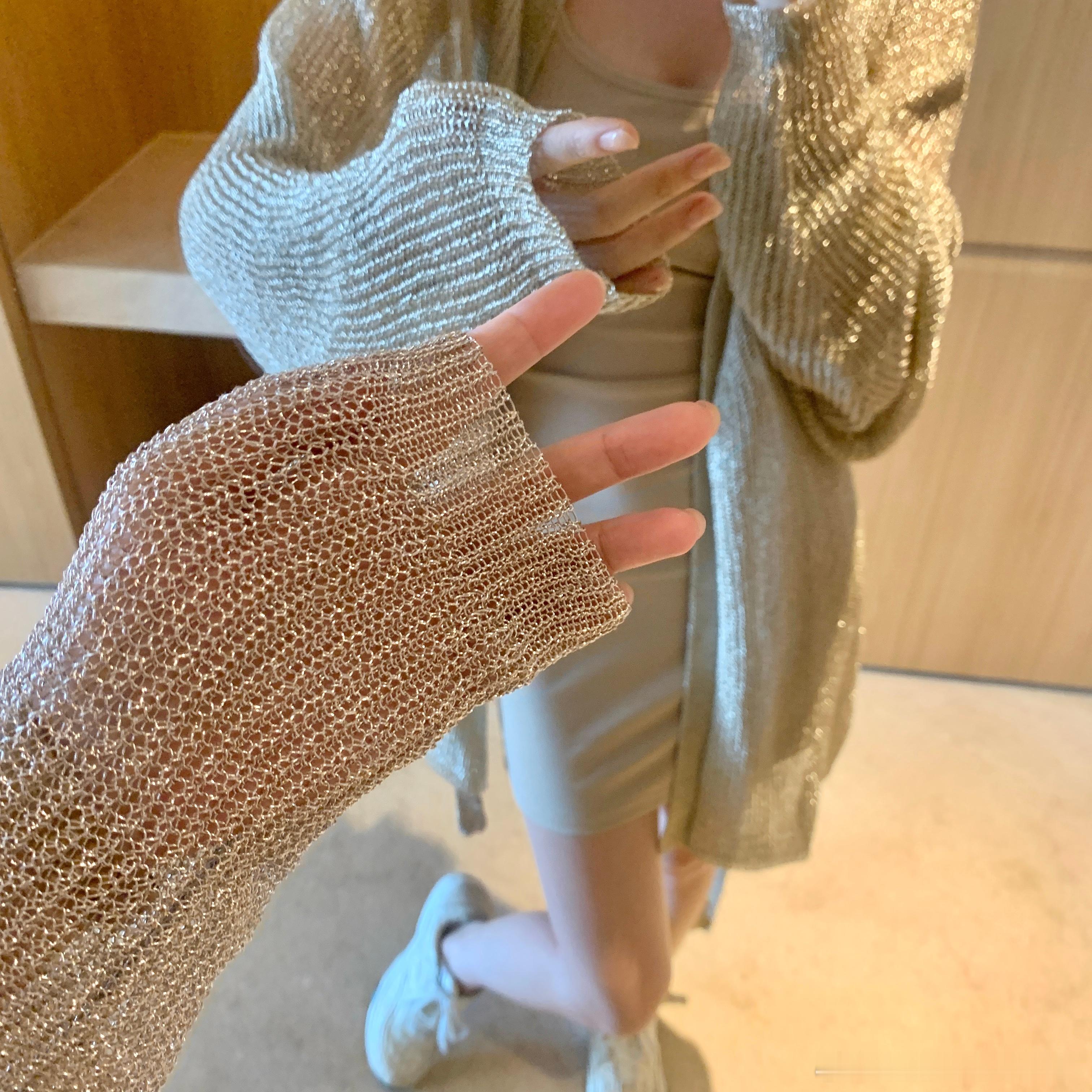 偏香槟的金色系 松松透透 又有点儿微闪的小开衫外套这个纱线是做了一层纤维膜的，类