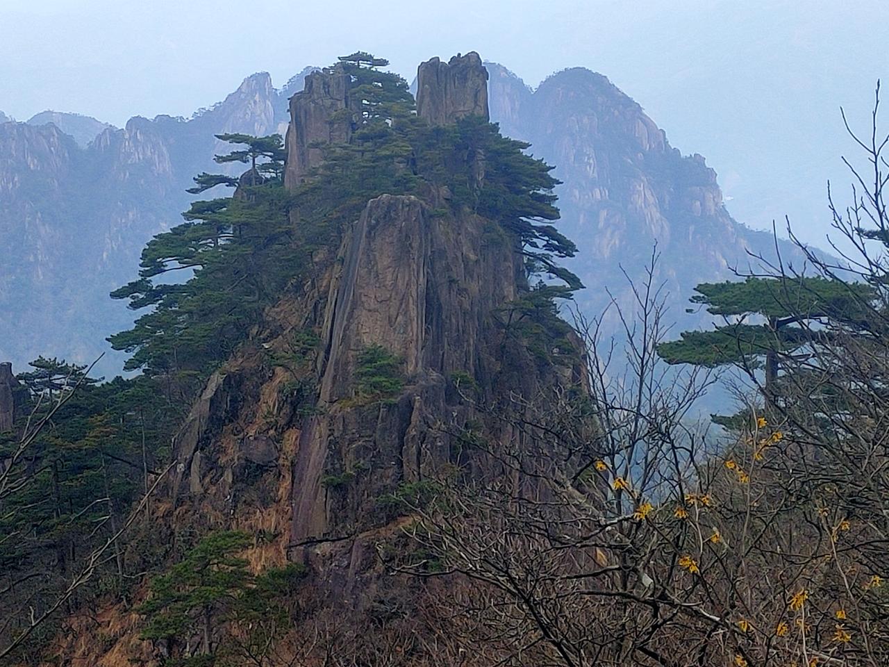 侬好上海呀
没有雾气的黄山、没有太阳的黄山、也就是阴天的黄山，365天的黄山，能