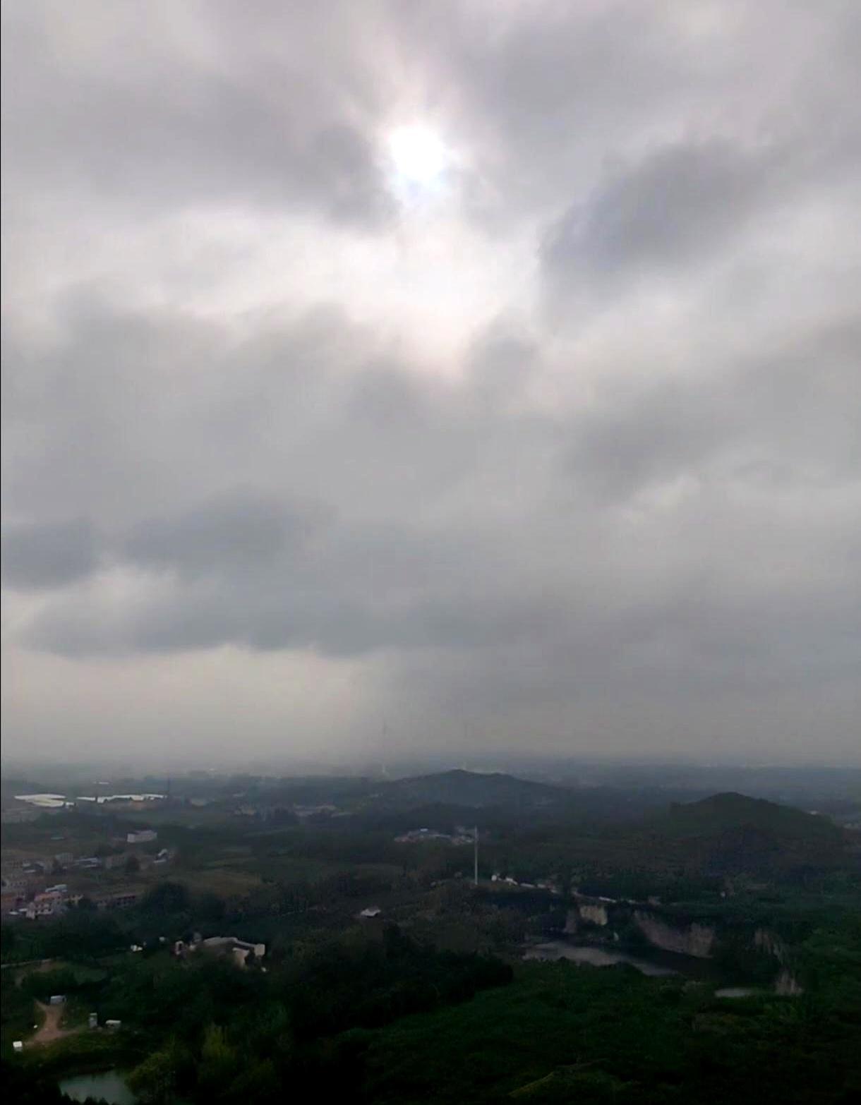 “你是不是对我二伯有意思？” 张献春被当众骑脸，她的小作文直接把对方祖坟刨了。