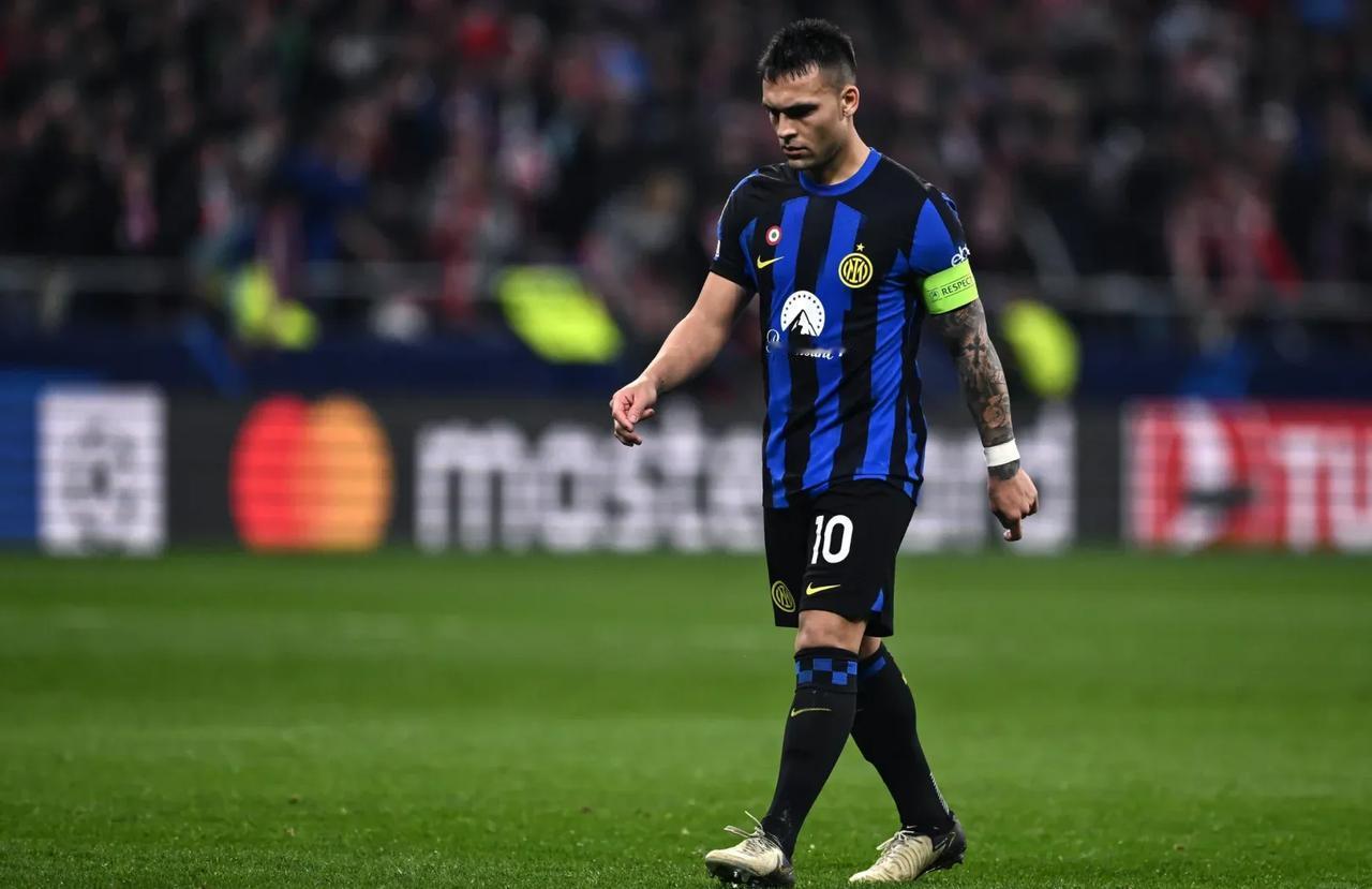 欧冠决赛，这是真实的国米吗？

后卫盯人、站位不合理，中场控球、反抢完全不在状态