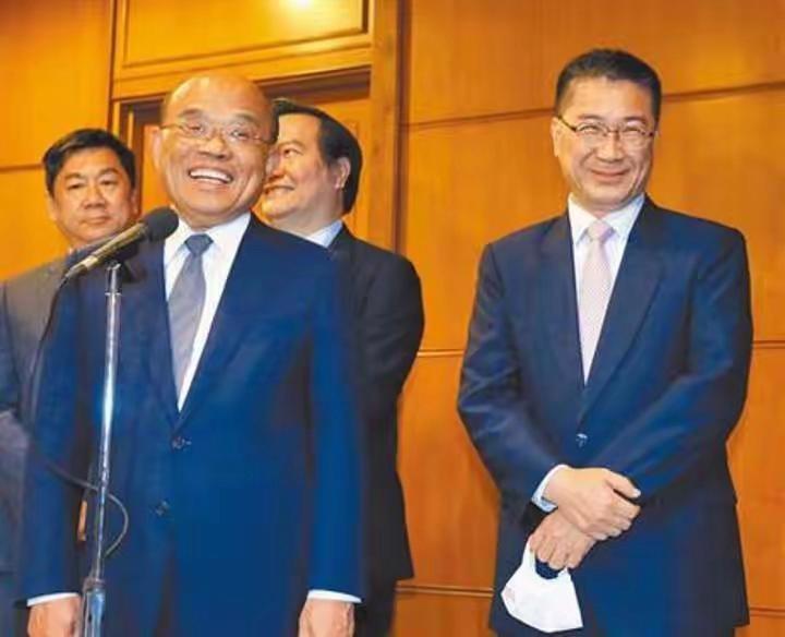 赖清德向蔡英文低头求援？由于在岛内的民调持续走低，为了连任赖清德使出了浑身解数，