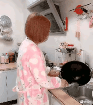这样的老婆，睡衣拿来擦锅，应该是个厨艺大师。