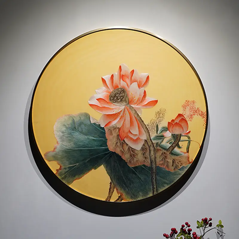 丝绣芙蕖开玉镜，一圆荷色耀华堂 柔丝织芙蕖盛放，雅韵凝圆璧，阖家和顺...