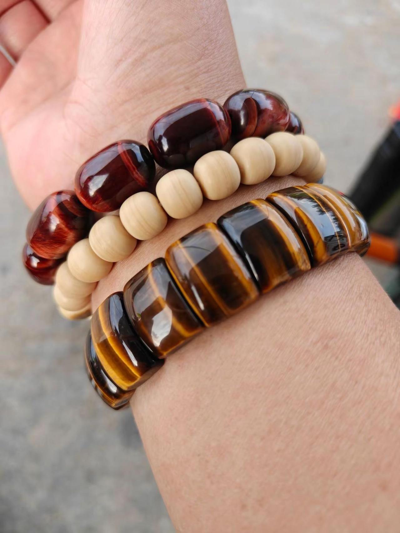 这三串搭配效果挺好看，红虎眼热烈如焰，黄虎眼沉稳如金，搭配猛犸象牙的温润奶白，天