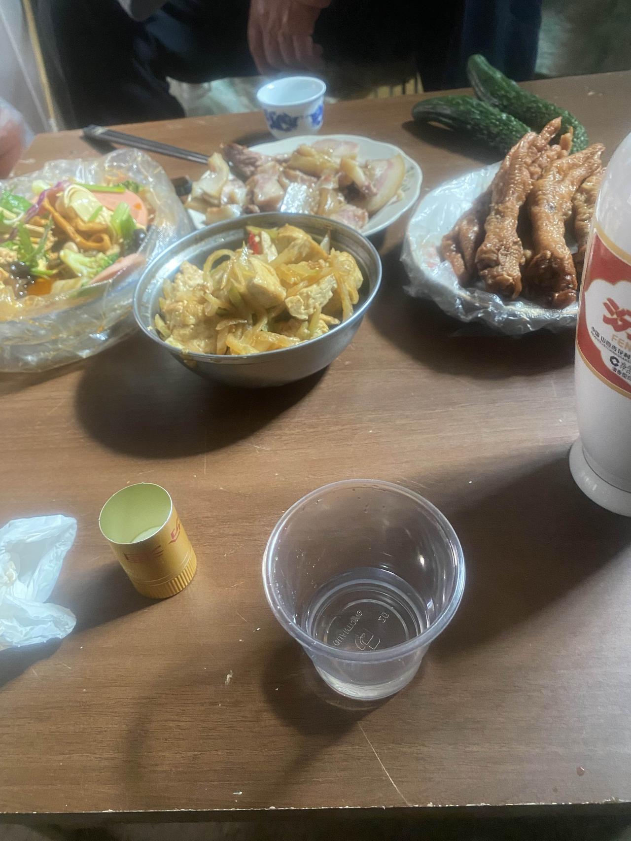 今天中午在老爸老妈家蹭饭去了，不知情的人闲话不少，但我却认为这顿饭应该蹭，我的想