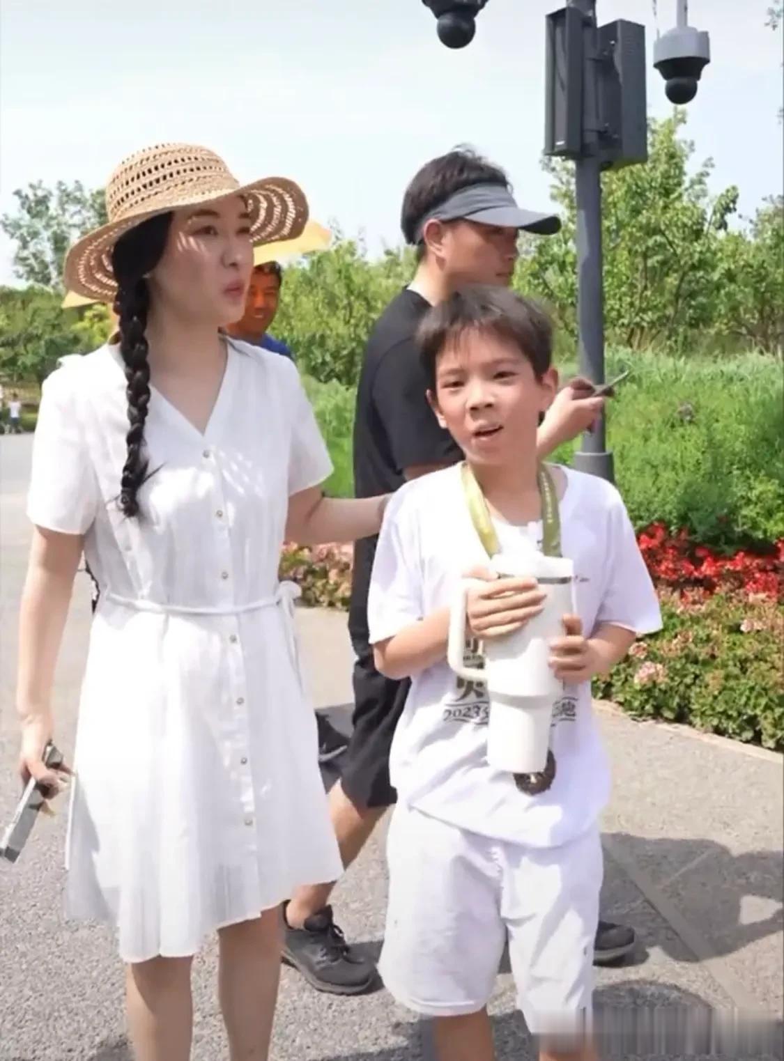 霍思燕带儿子嗯哼参加马拉松，近40度的高温下嗯哼跑完了五公里，妈妈开心的一直夸他