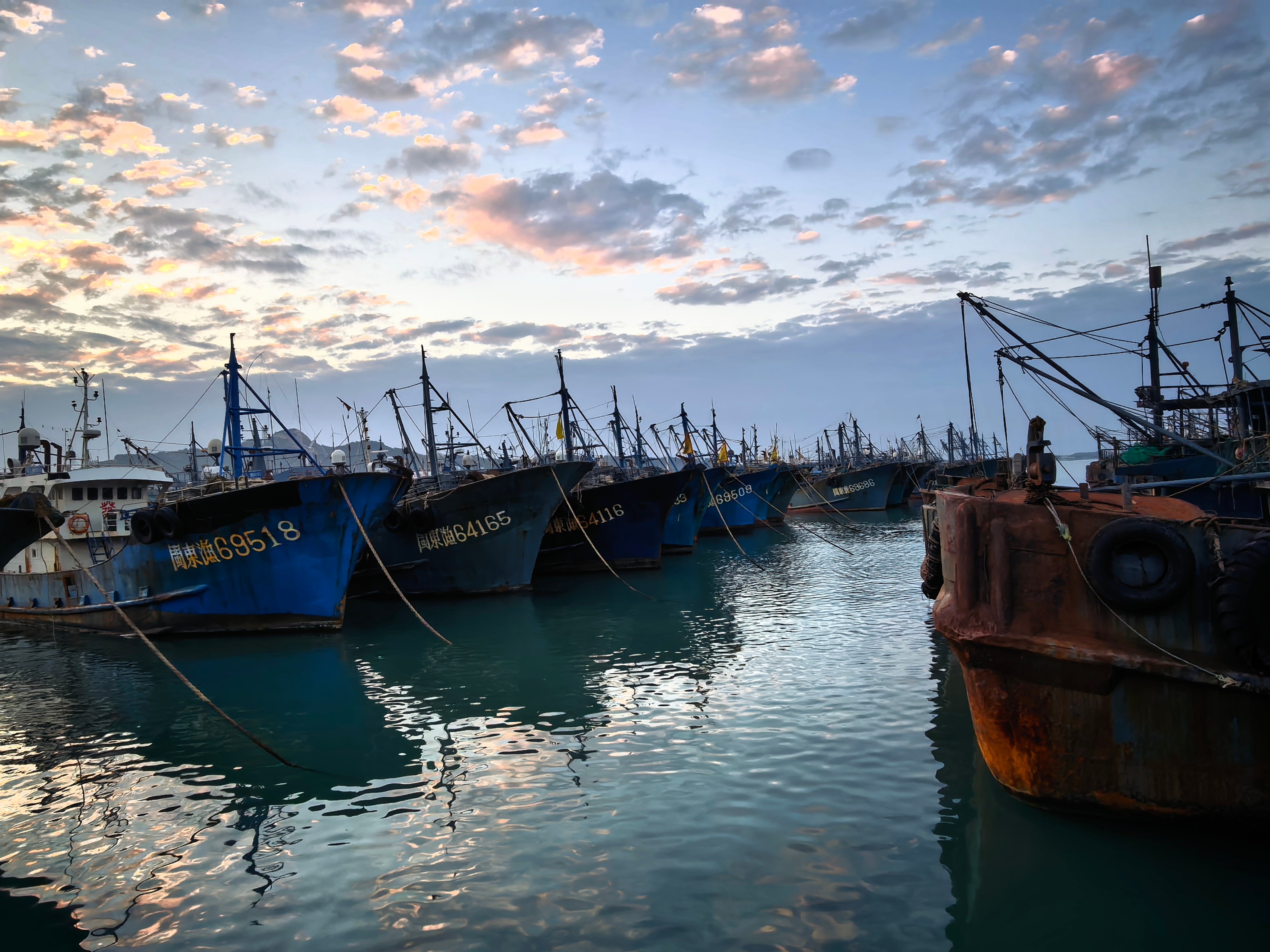新质福建万千气象 【漳州市东山县澳角村鱼获满仓码头】东山岛澳角村，三面环海藏秀色