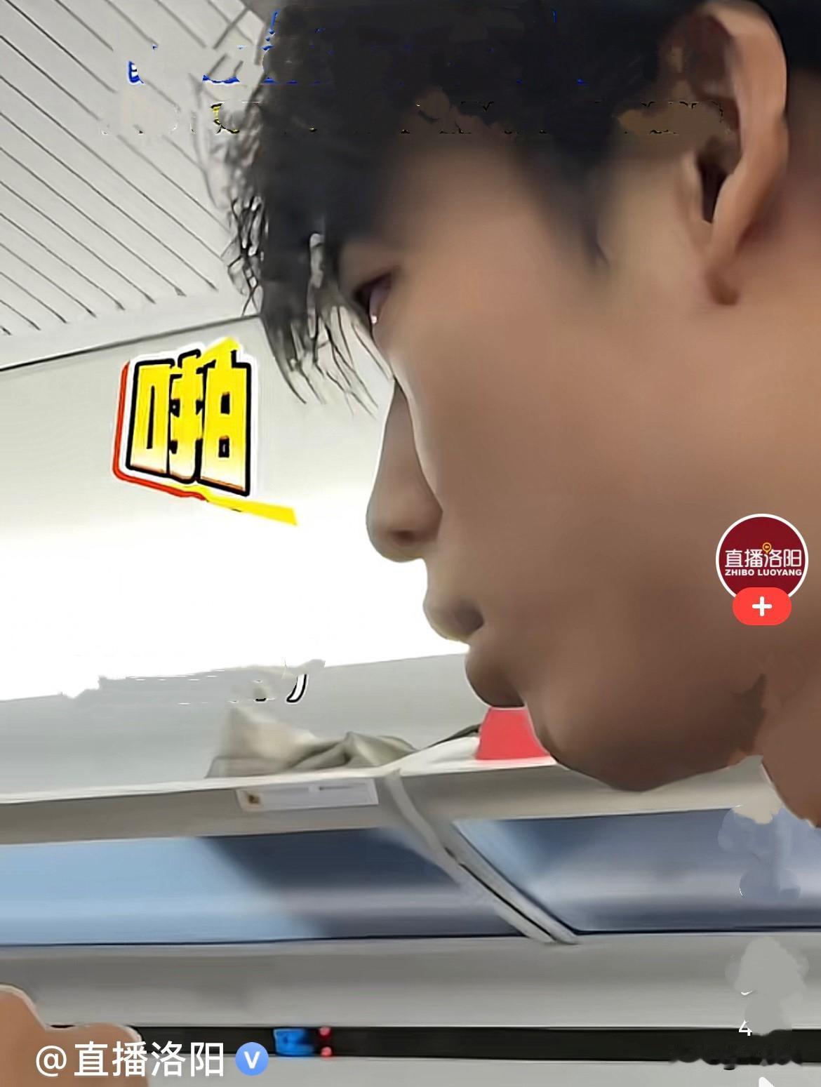 近日四川高铁上，一名男生坐在前排，被后座的小男孩不停踢踹座椅靠背，座椅一直咚咚震