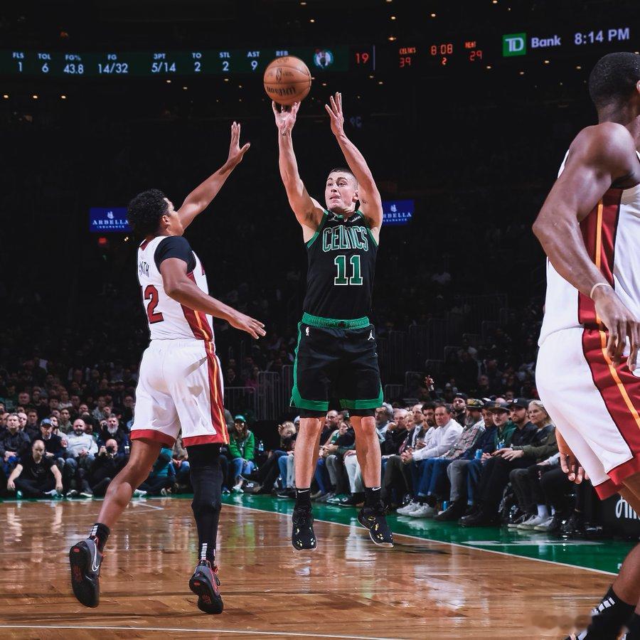 中午准备明天早安NBA的红黑榜内容，简单搂了一眼今天的比赛，发现今天黑榜的竞争是
