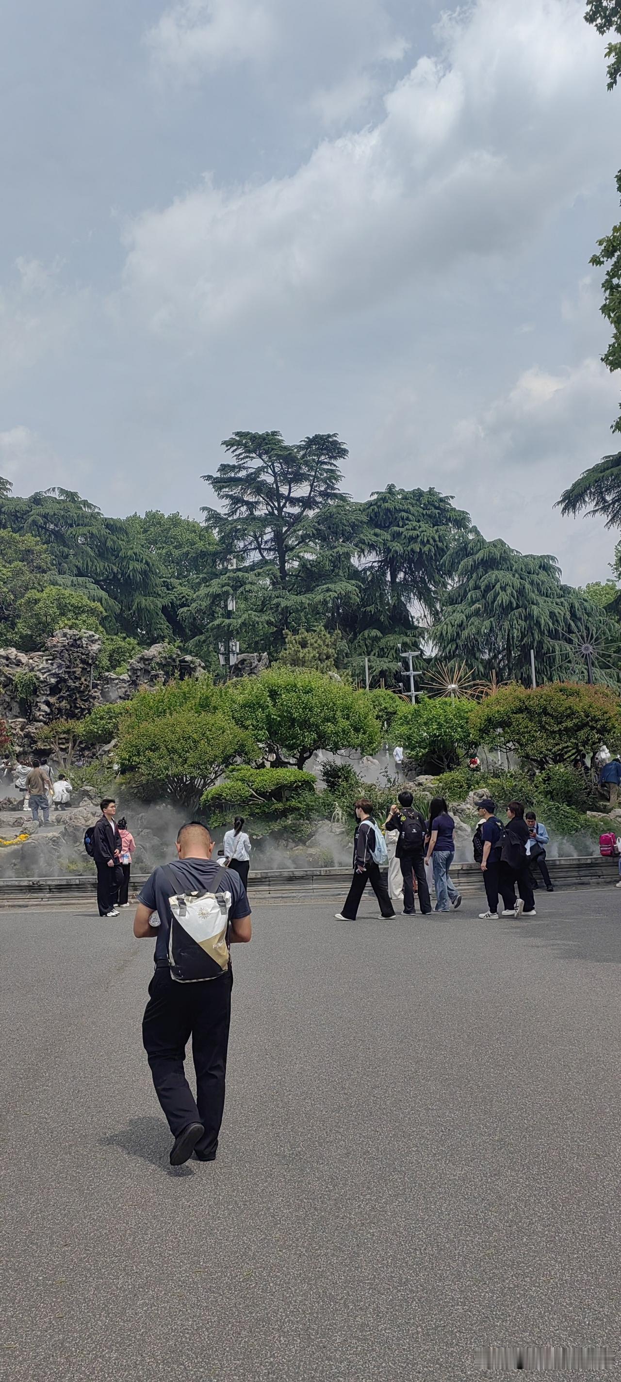 《爱你不是在520》
 
岁岁情深非朝夕，
何须五月寄相思。
人间日日皆相守，