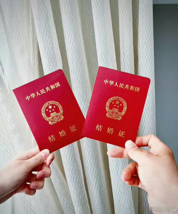 黄子韬徐艺洋领结婚证了 不得不说是真迅速啊 总感觉两个人官宣在一起还没多久 祝福