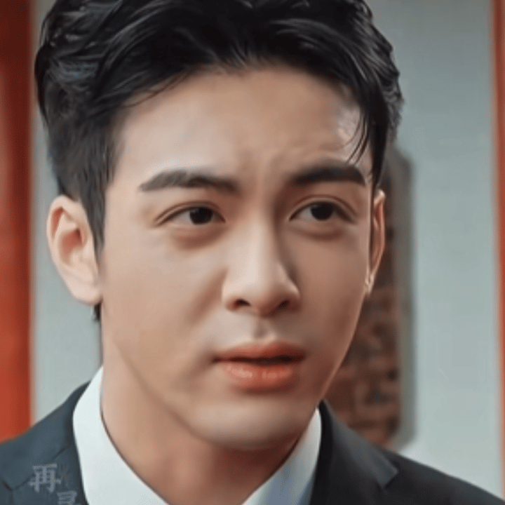 #哪哪都有王小卤# 夜宵时间到，王小卤总能准时出现，这监控式陪伴，比外卖小哥还贴