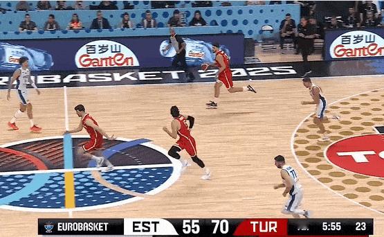 回到FIBA后！申京强的离谱！
在今天男篮欧锦赛小组赛土耳其大胜爱沙尼亚的第四节