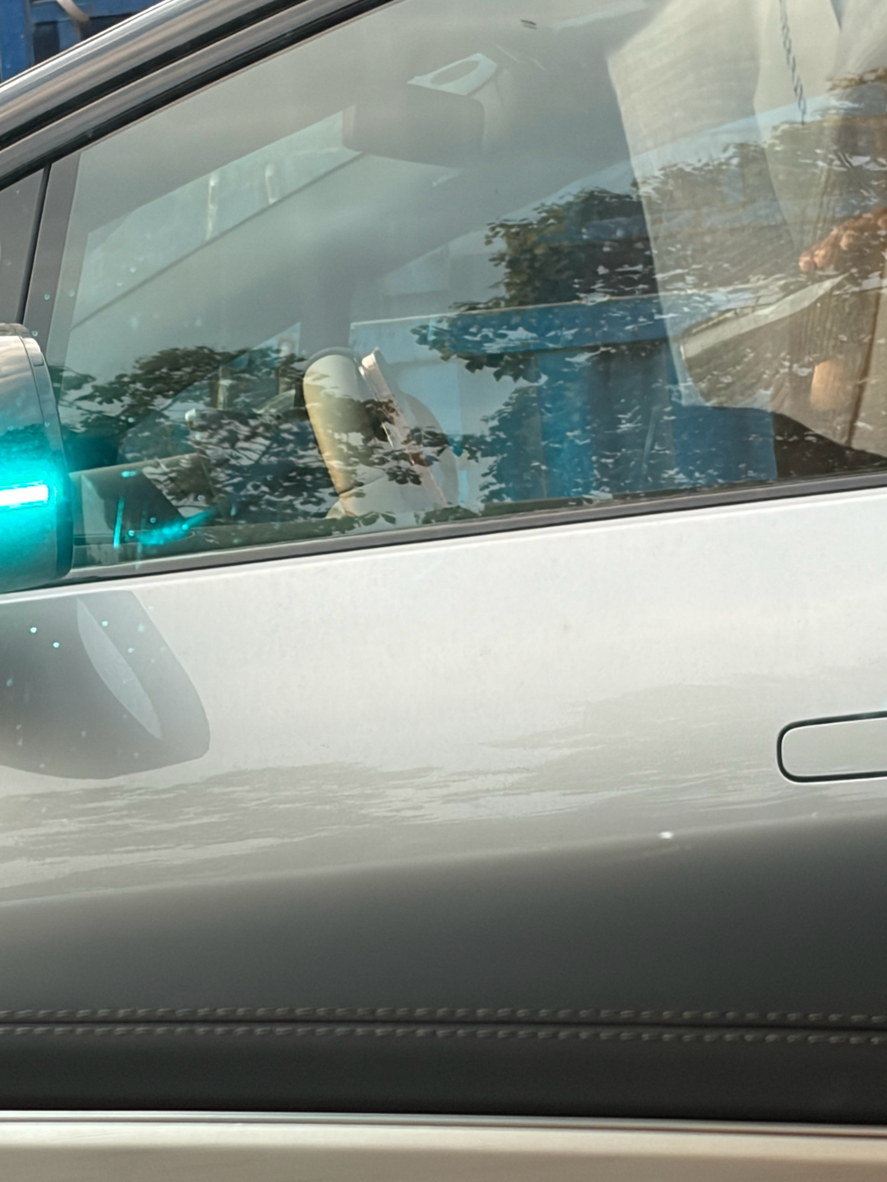 啊？原来亮小蓝灯的时候 手机支架是这么用的呀？ 