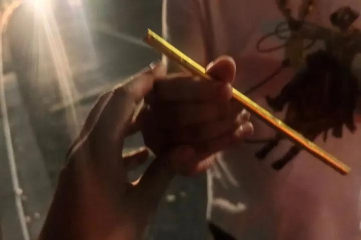 10万黄金吸管掉路上！男子急到发抖，结局太意外
 
谁能想到？喝奶茶的吸管居然值