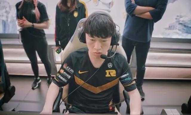 LPL近几年中单位置的新人为何如此稀缺？几乎所有有天赋的新人，都没有玩中单的[w