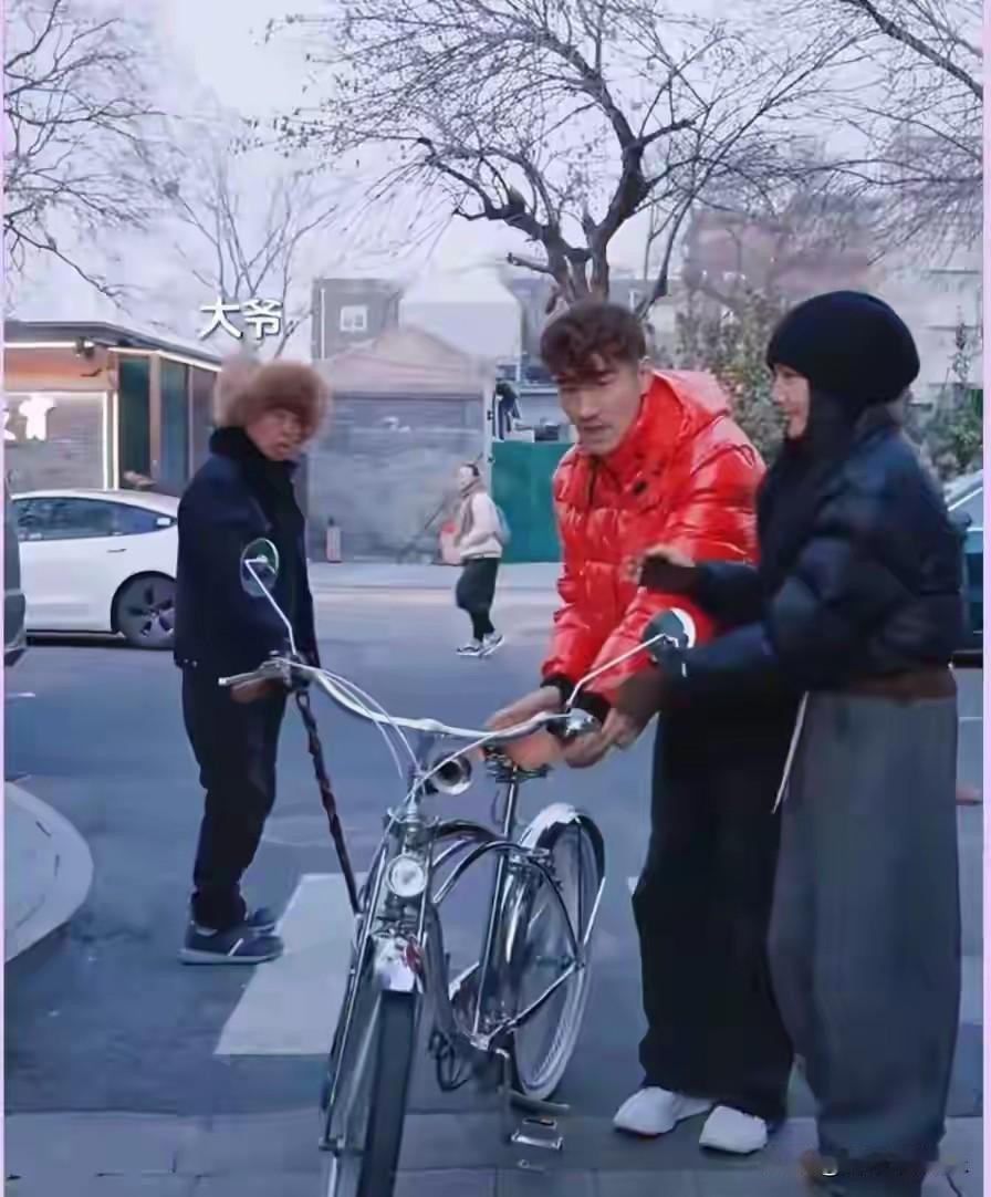 2月3日，54岁的“不老男神”胡兵在社交平台分享的一组街拍照片瞬间席卷全网。画面