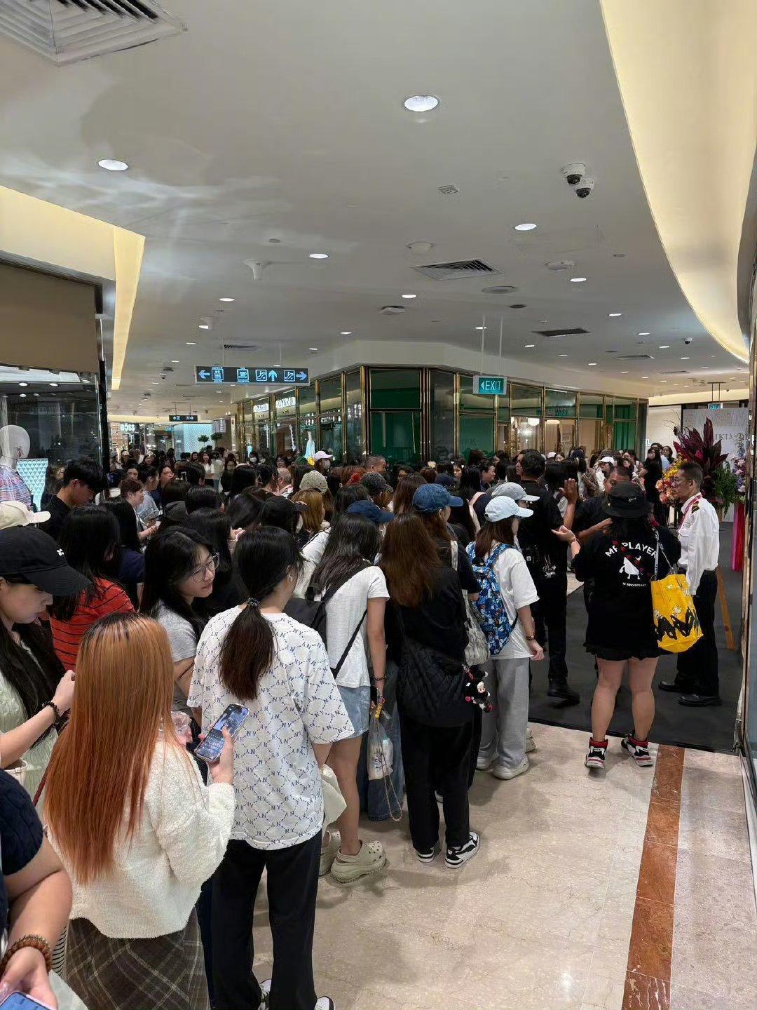 宋威龙海外线下人从众完全拥挤！人气太高了 